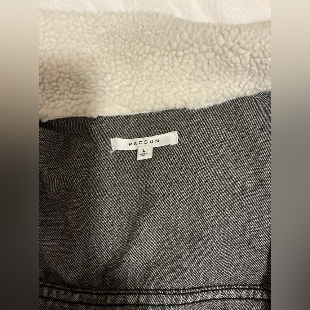 PacSun Women's grey Denim Jacket with White Sherpa Collar - Picture 7 of 9